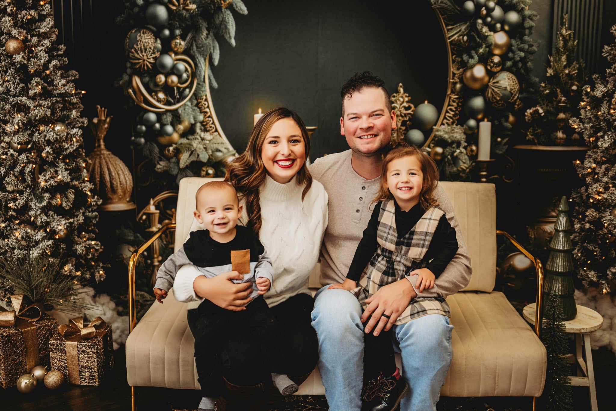 Kate Christmas Vintage Green Wall Wreath Backdrop Designed by Emetselch -UK