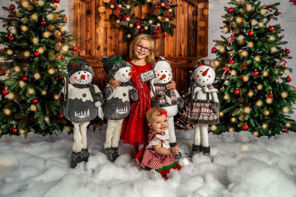 Kate Christmas Tree Wreath Barn Door Backdrop Designed by Emetselch -UK