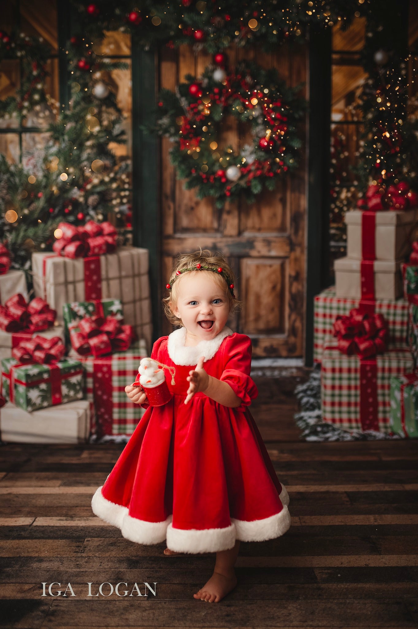Kate Christmas Wooden Door Gifts Backdrop Designed by Emetselch -UK