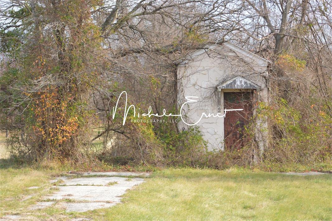 Hidden Cottage Fall Scenery Backdrop